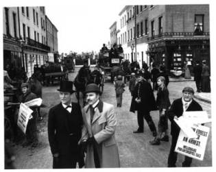 Jeremy Brett och David Burke på den uppbyggda Baker Street